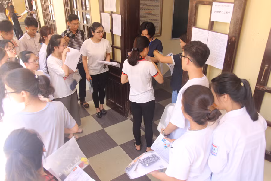 Thời tiết nắng nóng nhưng thí sinh đến đông đủ trước giờ làm bài