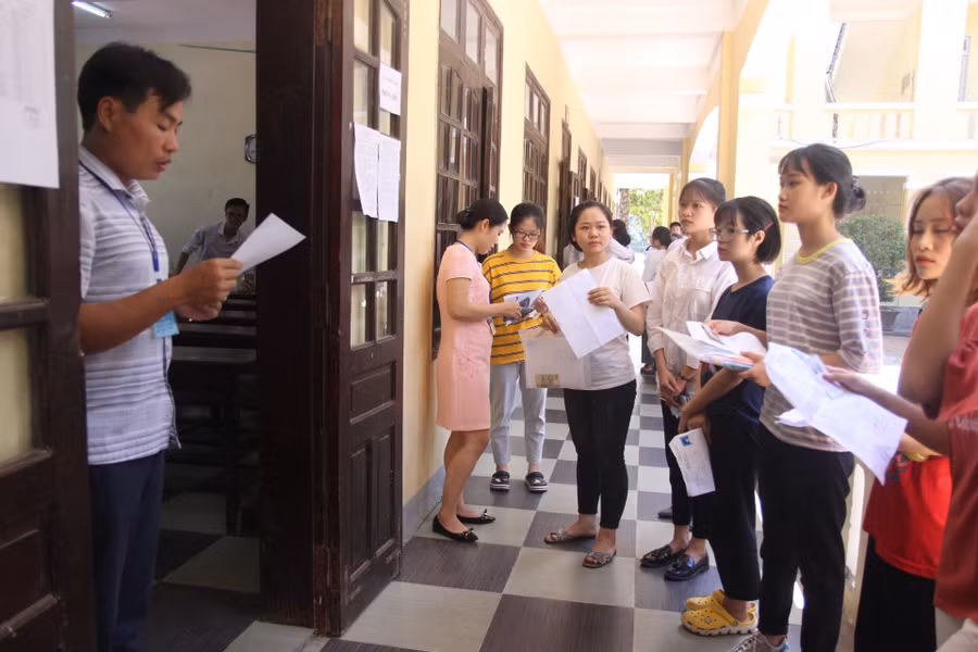 Giám thị đọc số báo danh gọi thí sinh vào phòng thi