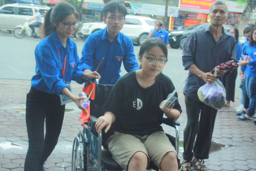 Thí sinh được sinh viên tình nguyện hỗ trợ vào điểm thi