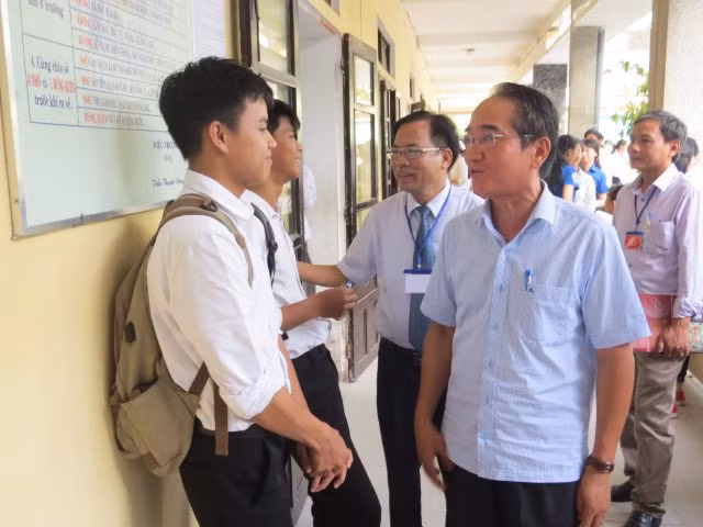 Ông Đặng Phước Mỹ Phó giám đốc phụ trách Sở GD-ĐT tỉnh Thừa Thiên Huế trước lúc vào thi môn Ngữ Văn.
