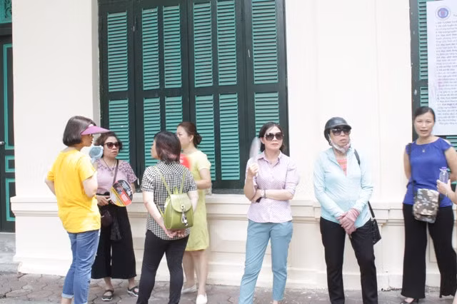 Chờ con ngoài trường thi...