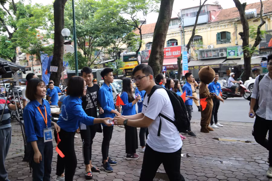 Thí sinh đến làm thủ tục dự thi tại điểm trường THPT Việt Đức (Hà Nội)