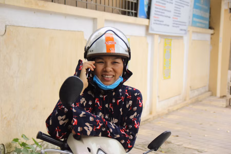 Phụ huynh vui vẻ trong lúc chờ thí sinh.