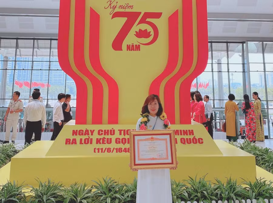 Cô Phan Thị Thu Hằng được Thủ tướng Chính phủ tặng Bằng khen vì thành tích xuất sắc trong phong trào Thi đua yêu nước nhân kỷ niệm 75 năm Ngày Chủ tịch Hồ Chí Minh ra lời kêu gọi Thi đua ái quốc.