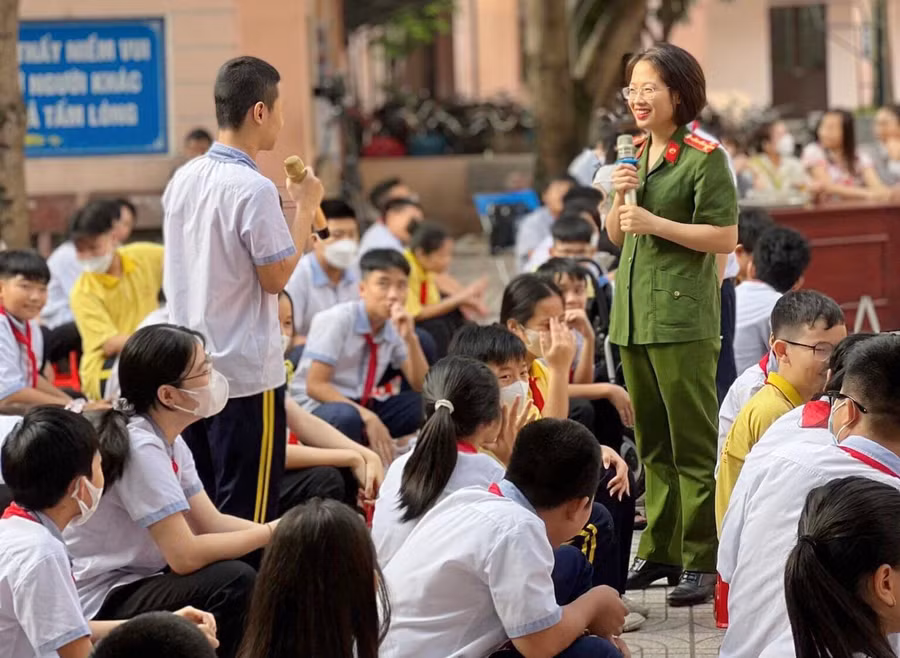 Nhiều trường học tại Nghệ An mời cán bộ công an về tuyên truyền vấn đề bạo lực học đường.