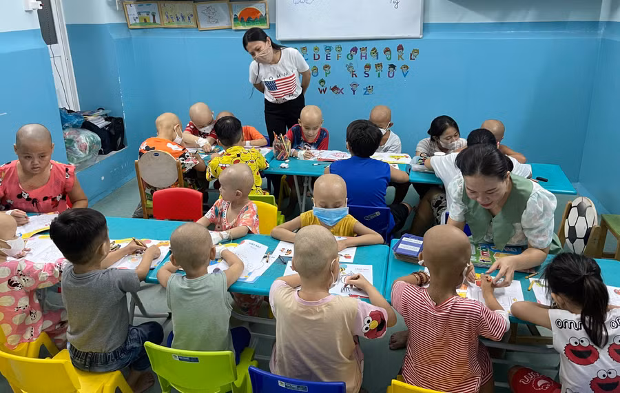 Cô Lê Thị Mai và học trò - bệnh nhi đang điều trị các bệnh mạn tính tại BV Nhi đồng 2. Ảnh: NVCC