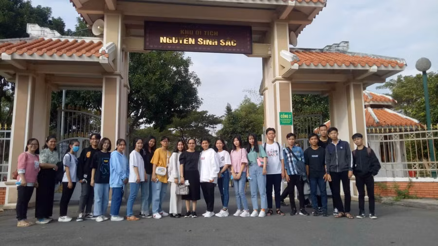 Thầy, trò Trường THPT Hà Huy Giáp (TP Cần Thơ) trong chuyến tham quan trải nghiệm tại Khu di tích Nguyễn Sinh Sắc (Đồng Tháp).