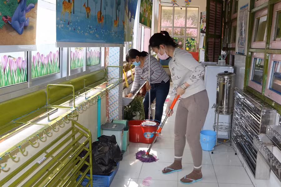 Giáo viên dọn dẹp vệ sinh chuẩn bị đón học sinh trở lại trường.