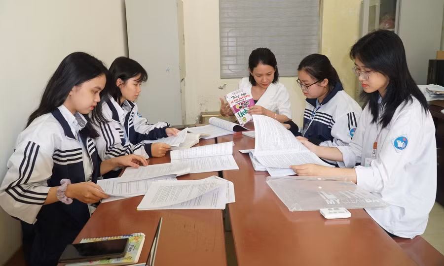 Cô Hoa Mai và 4 thành viên trong Đội tuyển học sinh giỏi môn Lịch sử.