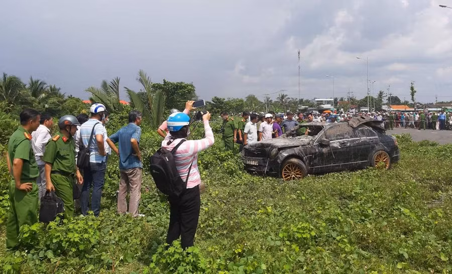 Chiếc xe được cẩu lên bờ, bị hư hỏng và có 3 người tử vong bên trong. Chiếc xe được cẩu lên bờ, bị hư hỏng và có 3 người tử vong bên trong.