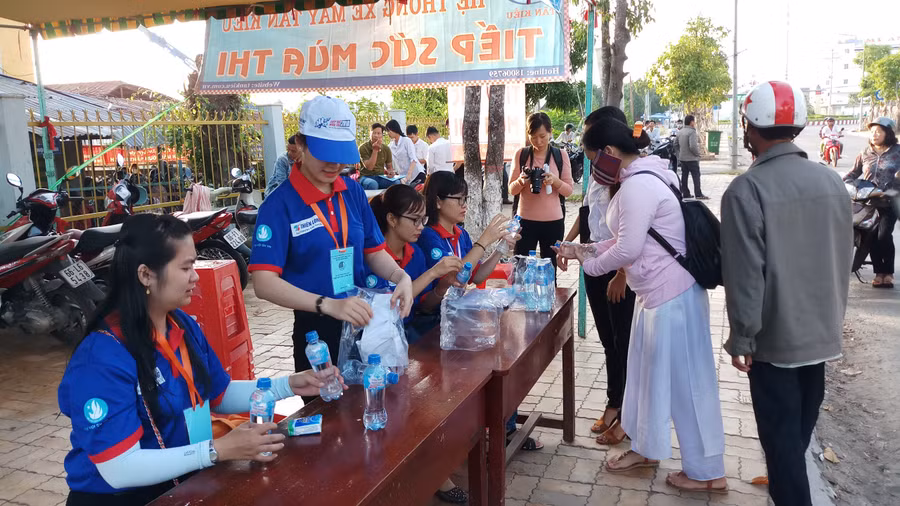 Tình nguyện viên túc trực hỗ trợ thí sinh và người thân về nơi ăn, ở, đi lại... Tình nguyện viên túc trực hỗ trợ thí sinh và người thân về nơi ăn, ở, đi lại...