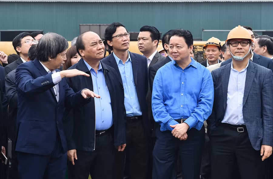 Thủ tướng, lãnh đạo các bộ, ngành nghe đại diện Công ty HMC thuyết minh về công nghệ điện rác. Ảnh: VGP/Quang Hiếu
