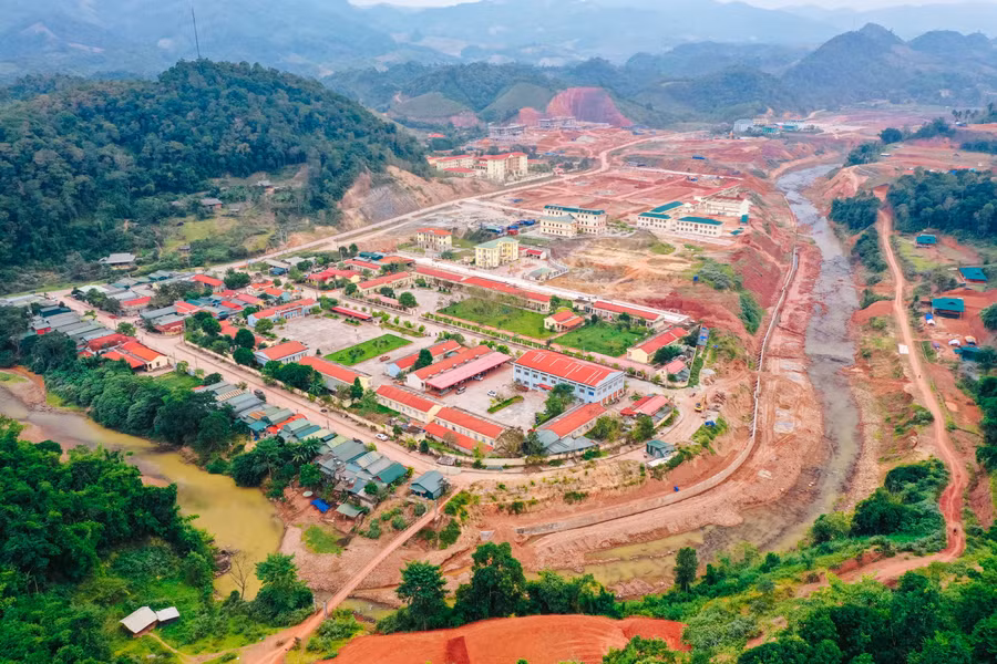 Toàn cảnh trung tâm huyện lỵ Nậm Pồ. Toàn cảnh trung tâm huyện lỵ Nậm Pồ.
