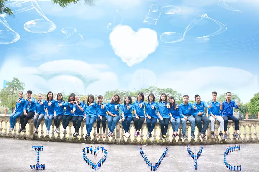 Thùy Dương cùng các bạn trong Câu lạc bộ Thanh niên tình nguyện VYC - FTU Thùy Dương cùng các bạn trong Câu lạc bộ Thanh niên tình nguyện VYC - FTU