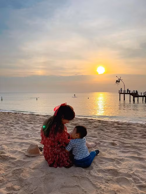 Bức ảnh Hòa Minzy bên cậu con trai cưng do thiếu gia Minh Hải đăng tải trước đó.