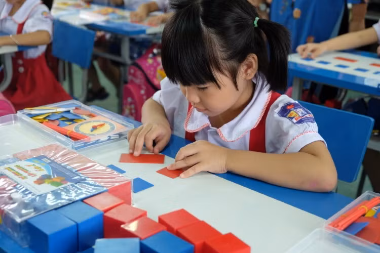 Học sinh lớp 1, Trường Tiểu học Đông La (Đông Hưng, Thái Bình) trong giờ học Toán theo Chương trình giáo dục phổ thông mới. Ảnh: TG