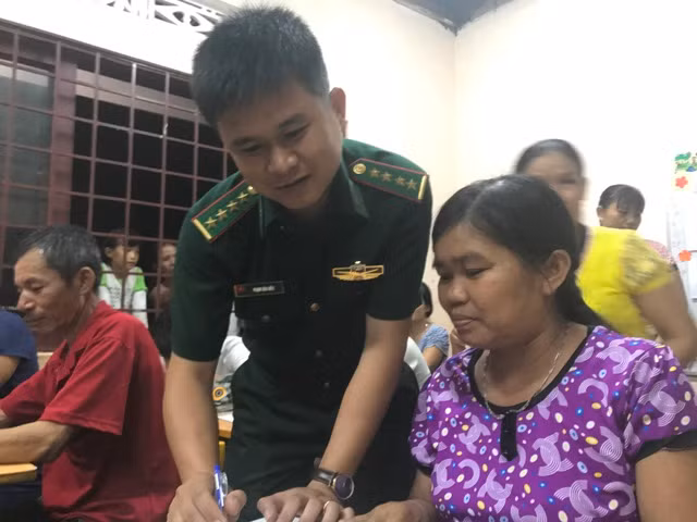 Hình ảnh thầy Hiếu đang dạy cho lớp xóa mù chữ. Báo Công lý