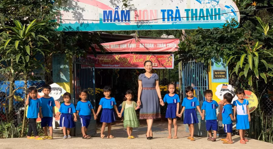 Cô Hiền và các cháu ở Trường Mầm non Trà Thanh.