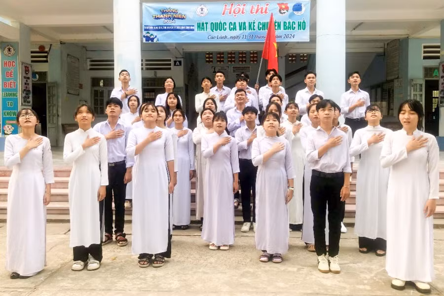 Học sinh lớp 11A3, Trường THPT Thống Linh (Đồng Tháp) tham gia Hội thi hát Quốc ca hướng đến ngày sinh nhật Bác. Ảnh: NTCC