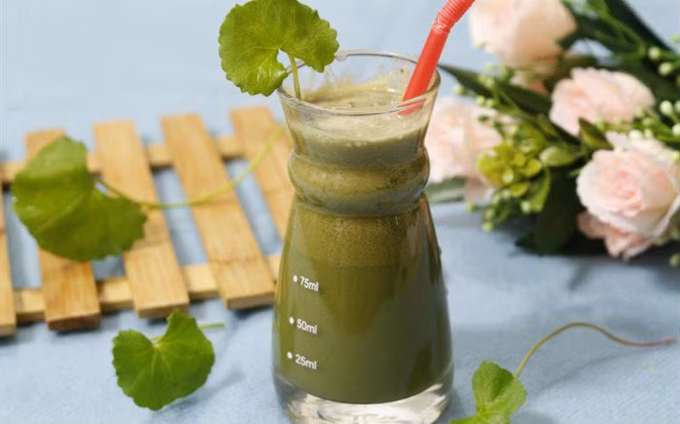Biết được những tác dụng tuyệt vời này, mỗi ngày bạn sẽ uống một ly nước ép rau má ảnh 2