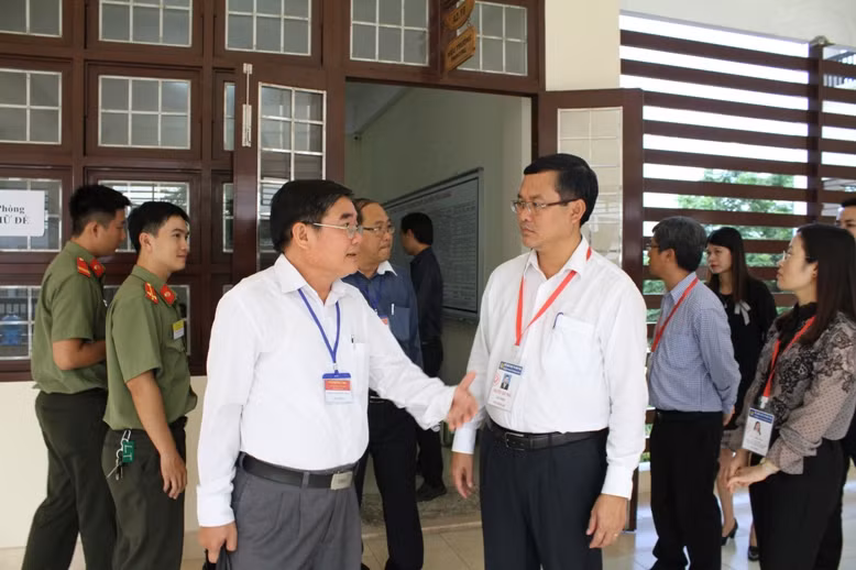 Thứ trưởng kiểm tra nơi lưu trữ đề thi tại điểm thi THPT chuyên Tiền Giang Thứ trưởng kiểm tra nơi lưu trữ đề thi tại điểm thi THPT chuyên Tiền Giang