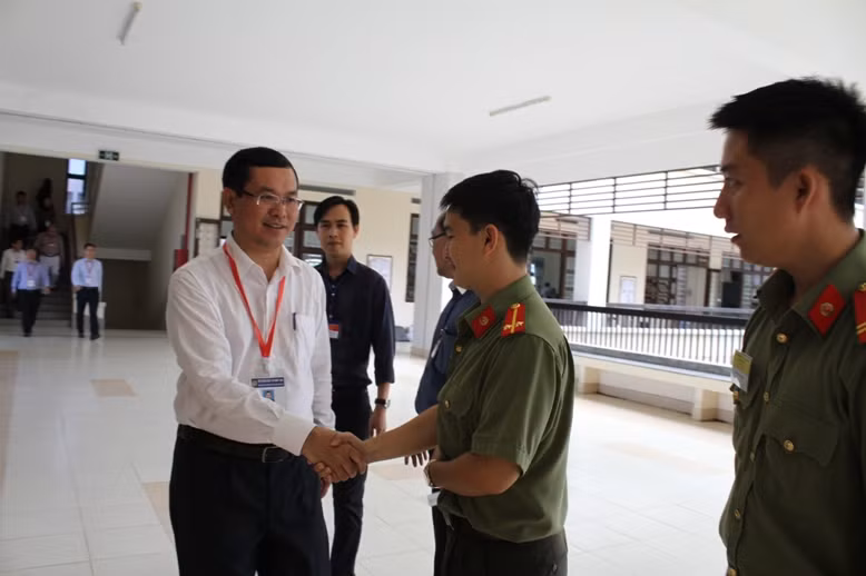Thứ trưởng động viên cán bộ công an bảo vệ điểm thi Thứ trưởng động viên cán bộ công an bảo vệ điểm thi