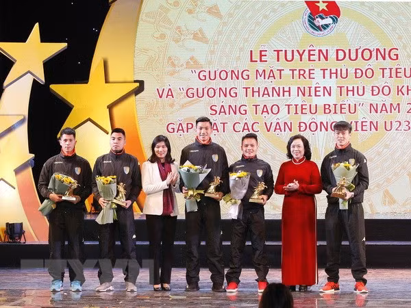 Đồng chí Ngô Thị Thanh Hằng, Ủy Viên Trung ương Đảng, Phó Bí thư Thường trực Thành ủy Hà Nội vinh danh các cầu thủ Hà Nội tham gia đội tuyển bóng đá U23. (Ảnh: Văn Điệp/TTXVN)