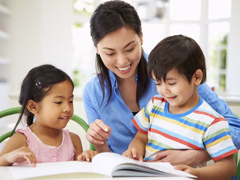 Trẻ cần được khuyến khích thể hiện yêu thương với người xung quanh.
