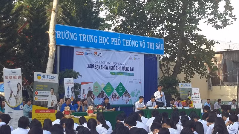 Trường THPT Võ Thị Sáu (An Giang) tổ chức chương trình hướng nghiệp cho học sinh.
