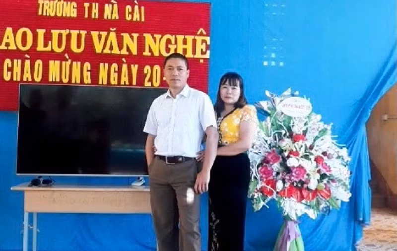 Vợ chồng thầy Hải, cô Huệ trong buổi tọa đàm 20/11 ở Trường Tiểu học Nà Cài. Ảnh: NVCC