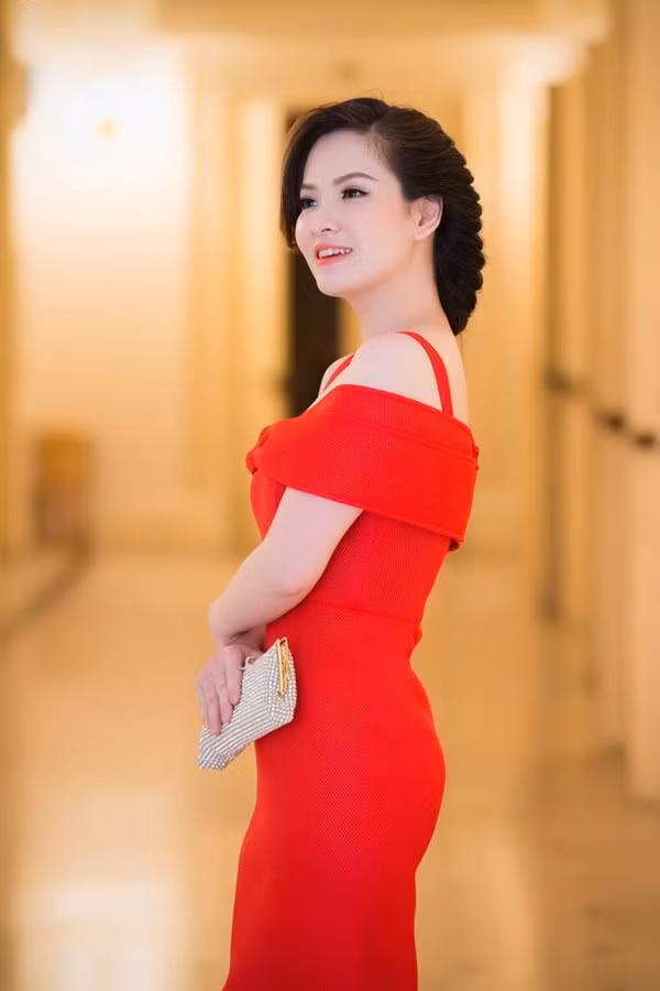 "Gái hai con" Đan Lê thon gọn và gợi cảm ảnh 12