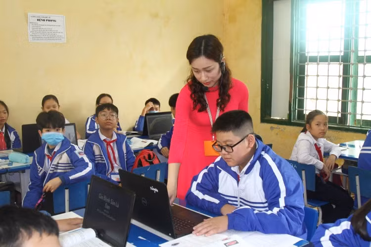 Cô Đỗ Thị Thùy Linh và HS lớp 7A, Trường THCS Trần Hưng Đạo trong tiết thực hành tuyên truyền về bệnh sán lá gan