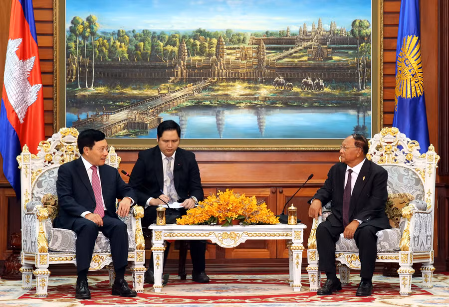 Phó Thủ tướng Phạm Bình Minh và Chủ tịch Quốc hội Vương quốc Campuchia Samdech Heng Samrin. Ảnh: VGP/Hải Minh