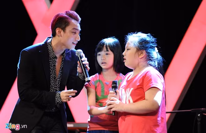 Hai khán giả nhí đã làm cho ca sĩ Em của ngày hôm qua” bất ngờ khi mới học lớp 4 mà đã thuộc làu ca khúc Buông đôi tay nhau ra”. Sơn Tùng không ngần ngại ký tặng hai fan nhí. Sơn Tùng M-TP tiết lộ chuyện điên rồ nhất từng làm