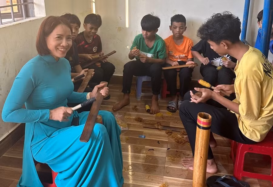Một buổi học đánh ching kram của cô và trò Trường PTDTNT Buôn Hồ. Ảnh: TT