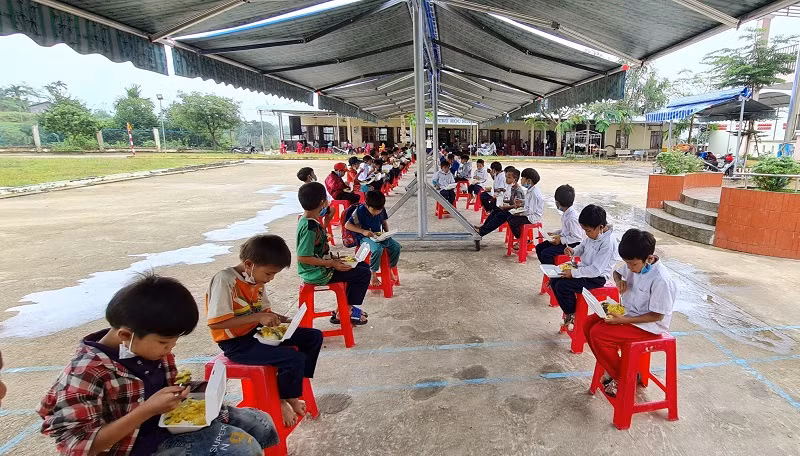 Trường Phổ thông dân tộc bán trú Tiểu học Trà Tập tổ chức giờ ăn cho học sinh bảo đảm yêu cầu giãn cách. 