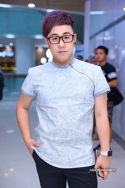 Đến dự họp báo của Hà Trần chiều nay có ca sĩ Trung Quân Idol. Anh cũng góp mặt trong MV "Thăng hoa". ha-tran-binh-yen-ben-bo-giua-tam-bao-6