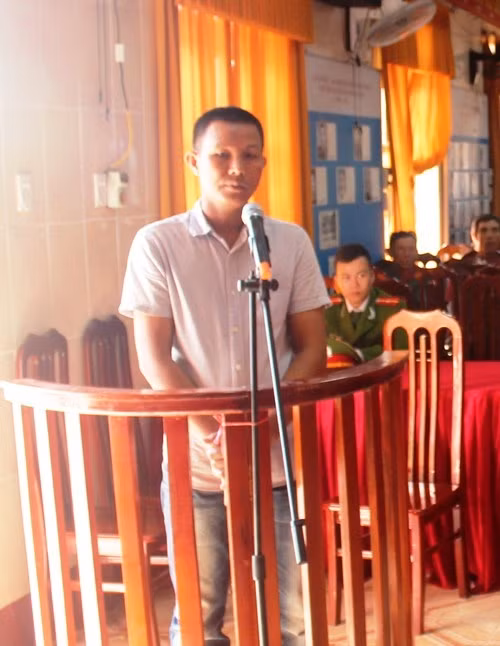 Dùng chân đạp mạnh vào vùng bộ hạ CSGT vì bị yêu cầu dừng xe - Ảnh 1 Dùng chân đạp mạnh vào vùng bộ hạ CSGT vì bị yêu cầu dừng xe - Ảnh 1