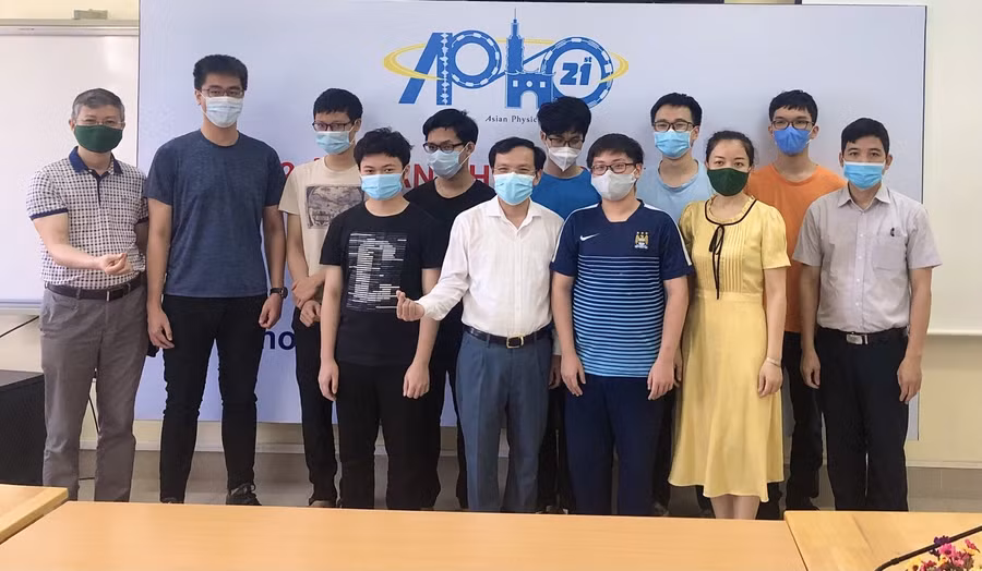 Lãnh đạo Cục Quản lý chất lượng (Bộ GD&amp;ĐT) chụp ảnh lưu niệm cùng đội tuyển quốc gia Việt Nam dự thi Olympic Vật lý Châu Á - Thái Bình Dương 2021.