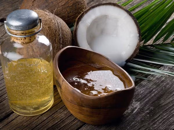 Sử dụng tinh dầu tự nhiên: Bôi dầu dừa hoặc dầu hạnh nhân lên da có thể làm mềm và sáng da. Bạn có thể thoa lên da trước khi tắm để giữ cho da được nuôi dưỡng tốt hơn.