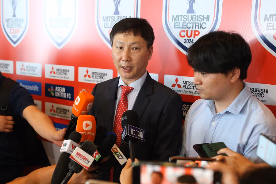 Huấn luyện viên Kim Sang Sik trả lời phỏng vấn sau lễ bốc thăm ASEAN Cup 2024. Ảnh: INT.