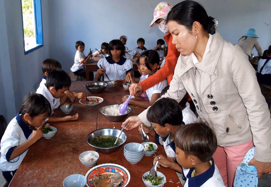 Học sinh trường tiểu học tham gia SEQAP ăn trưa tại trường. Ảnh SEQAP