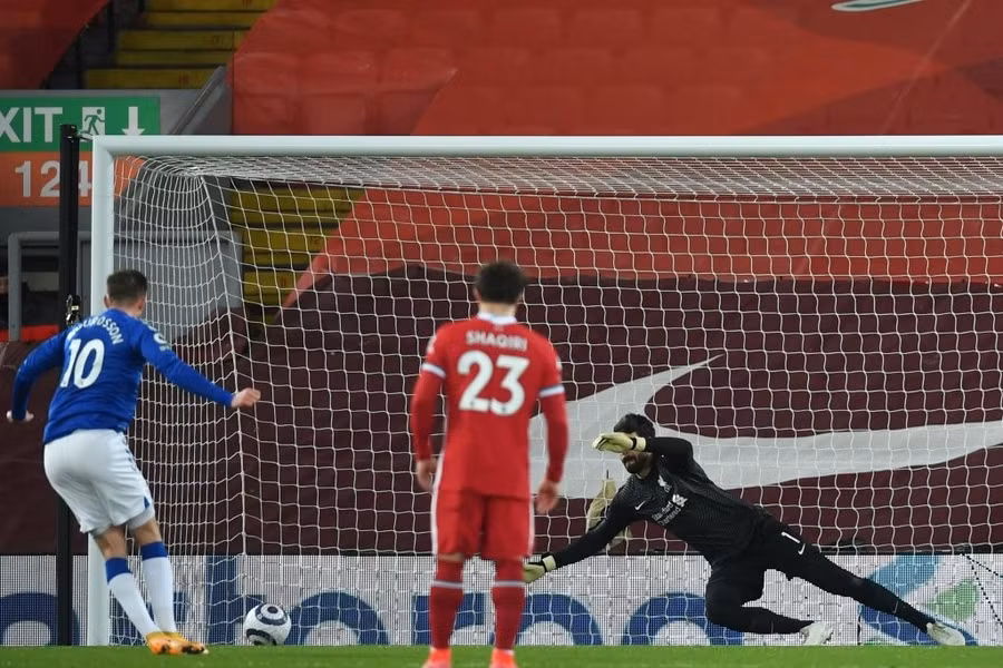 Trên chấm 11 m, Sigurdsson đánh bại Alisson. Thủ môn của Liverpool đổ người đúng hướng, nhưng không thể cán phá cú sút căng. Everton khép lại trận đấu với chiến thắng 2-0 trên sân Anfield.