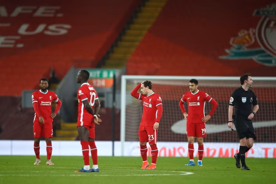Đây là trận thua thứ tư liên tiếp của Liverpool ở Premier League 2020/21. Sau 25 trận, Liverpool có 40 điểm và giậm chân ở vị trí thứ 6. Thầy trò HLV Klopp đang kém Man City 16 điểm và chơi nhiều hơn một trận. Chức vô địch đã vượt quá tầm với của nhà ĐKVĐ Premier League.