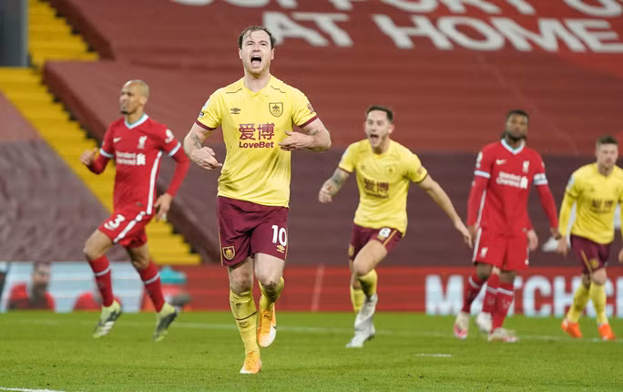 trở thành người hùng xô đổ kỷ lục bất bại sân nhà của Liverpool.