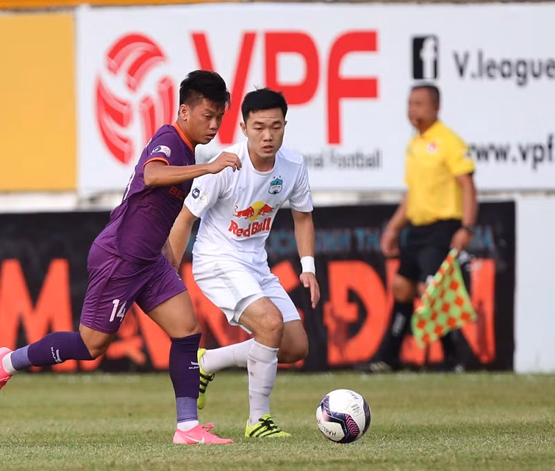 Hoàng Anh Gia Lai (áo sáng) đứng trước nguy cơ không được dự AFC Champions League 2022.