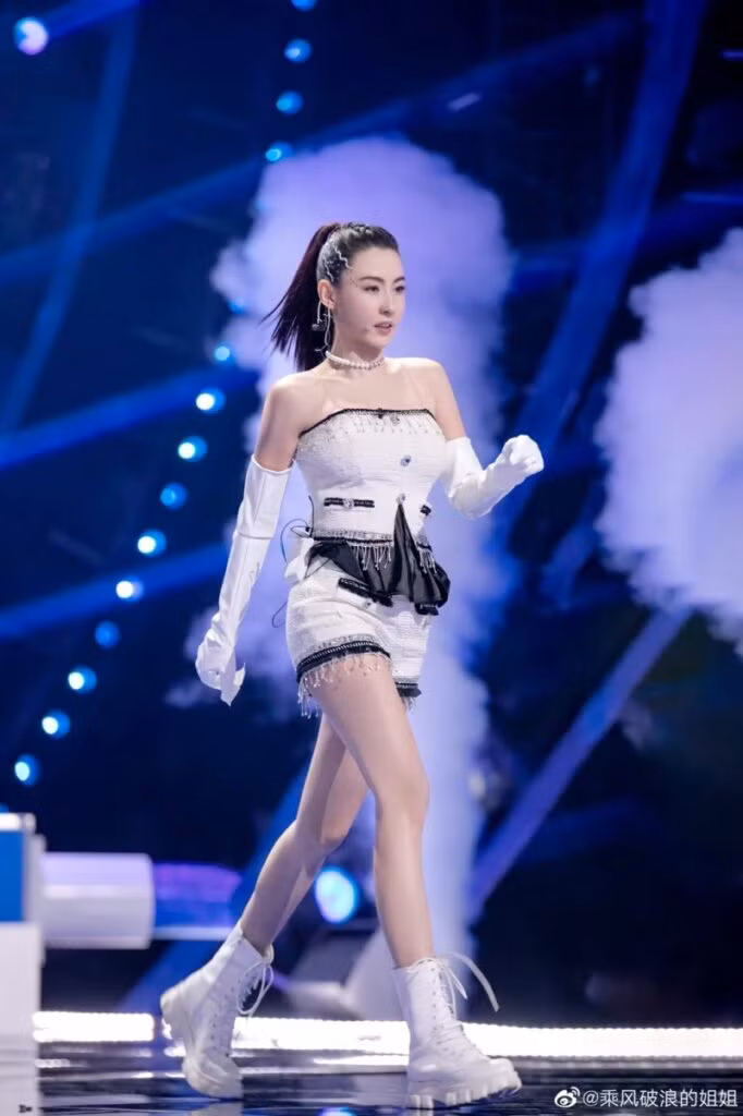 Trong loạt ảnh quảng bá được tung lên Weibo, nữ diễn viên U40 khoe vòng eo đồng hồ cát và đôi chân dài thon thả. ẢNH: Weibo