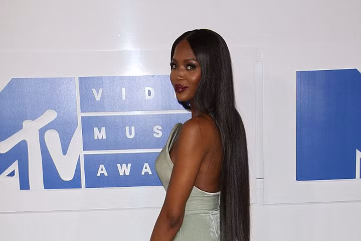 Vóc dáng siêu quyến rũ của 'tượng đài không tuổi' Naomi Campbell