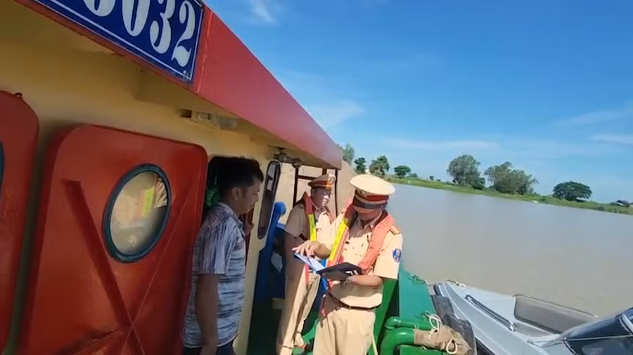 Lực lượng chức năng lập biên bản vi phạm. (Ảnh: Tiến Tầm) Lực lượng chức năng lập biên bản vi phạm. (Ảnh: Tiến Tầm)