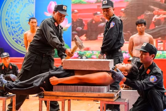 Rồi dùng búa tạ nện
